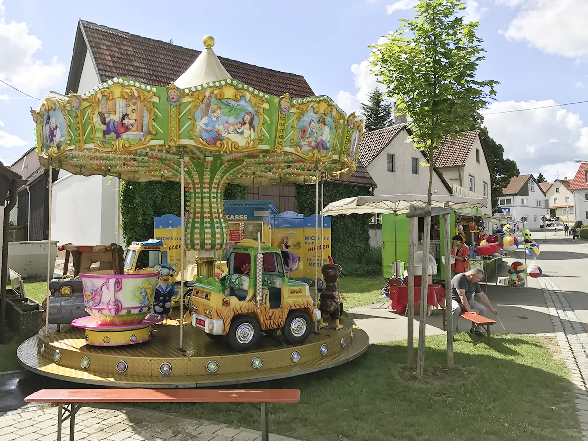 Marktplatzhock-Feldstetten-Fahrgeschäfte