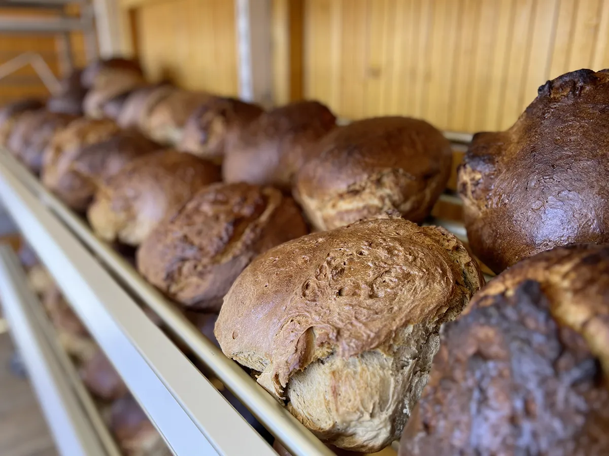 Marktplatzhock-Feldstetten-frisches-Holzofenbrot-Backhaus